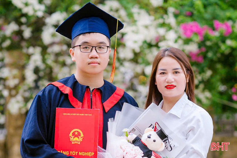 Để đạt thành tích này, Quang Phú cũng nhận được rất nhiều sự cổ vũ, động viên từ gia đình, nhà trường và bạn bè. (Trong ảnh: Quang Phú cùng mẹ trong lễ tốt nghiệp THCS) bqbht_br_e.jpg