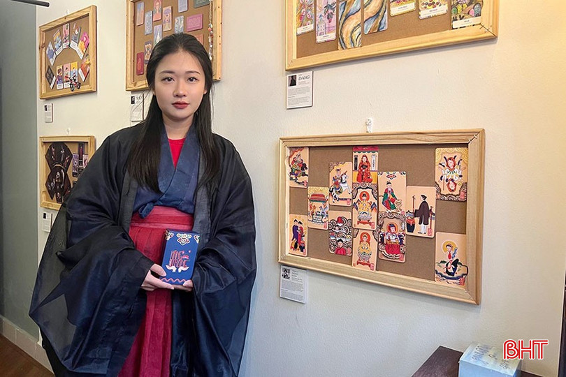 Trịnh Lê Ngọc Hân bên tác phẩm đạt giải ba tại cuộc thi Cartomancy Exhibition Challenge. bqbht_br_4.jpg