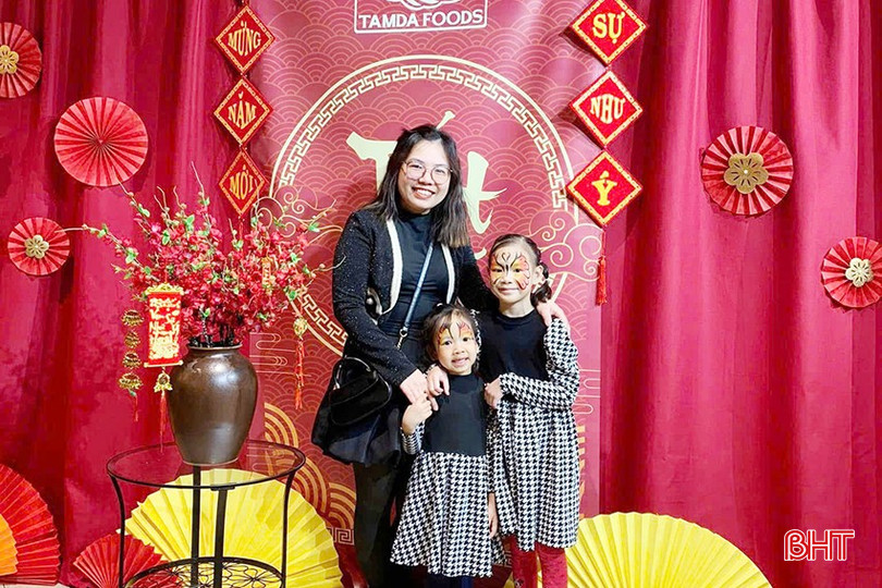 Chị Trang luôn muốn con cháu của mình cảm nhận rõ hơn về Tết Việt, về sự đoàn kết cùng những giá trị nhân văn của người Việt. bqbht_br_z6267692090822-80224823216bd23cefb4eb48e9c2a7bb.jpg