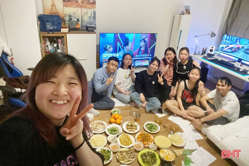 Chị Lê Ngọc Ái Khanh bên mâm cơm tất niên cùng cộng đồng người Việt tại Đức bqbht_br_z6267692085082-9b26a3be6d538300d21626a9032dd8d5.jpg