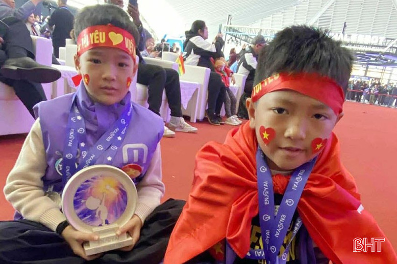 លោក Nguyen Duc Anh និង Nguyen Phuc Long (មកពីឃុំ Loc Ha ខេត្ត Ha Tinh) បាននាំមកផ្ទះវិញនូវពានរង្វាន់ចំនួន 2 នៅជុំចុងក្រោយនៃការប្រកួតបច្ចេកវិទ្យាអន្តរជាតិ Enjoy AI 2025។ bqbht_br_2.jpg