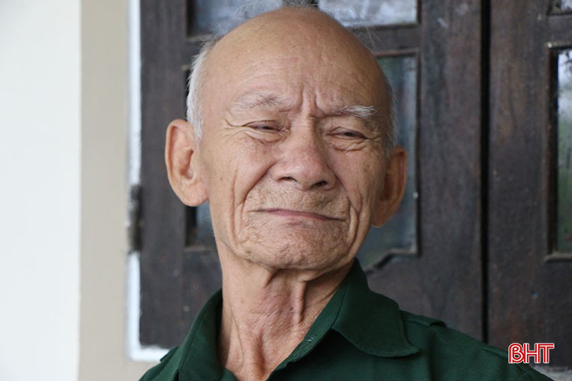 Ông Lê Hữu Phước xúc động khi nhắc đến những hi sinh của các đồng chí, đồng đội trong thời gian bị giam cầm tại nhà tù Phú Quốc. bqbht_br_3.jpg
