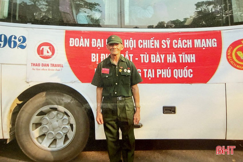 Đến năm 2018, ông cùng nhiều đồng đội khác có dịp trở lại nhà tù Phú Quốc để tìm về căn phòng giam năm xưa, nơi lưu giữ ký ức và máu xương của đồng đội. (Ảnh NVCC) bqbht_br_7.jpg