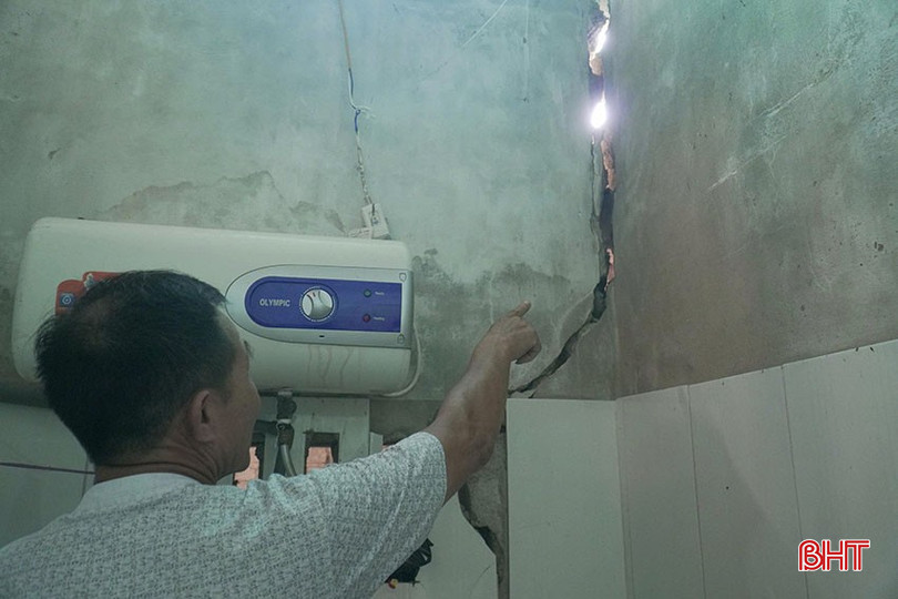 Dòng nước chảy qua cống bên hông cầu Xuân Hải xoáy mạnh tác động trực tiếp vào bờ kênh bên trái dẫn đến sụt lún đất khiến nhiều ngôi nhà bị rạn nứt. bqbht_br_3.jpg