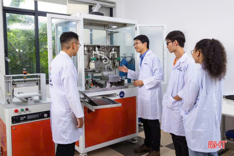 Nam giảng viên trẻ Nguyễn Viết Hương đã có bằng sáng chế, giải pháp hữu ích trong lĩnh vực Công nghệ vật liệu mới. bqbht_br_211fe6af6070db2e8261.jpg