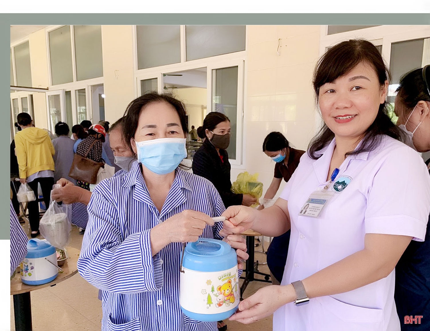 Ấm lòng cùng blouse trắng: Bắc nhịp cầu yêu thương tới bệnh nhân nghèo