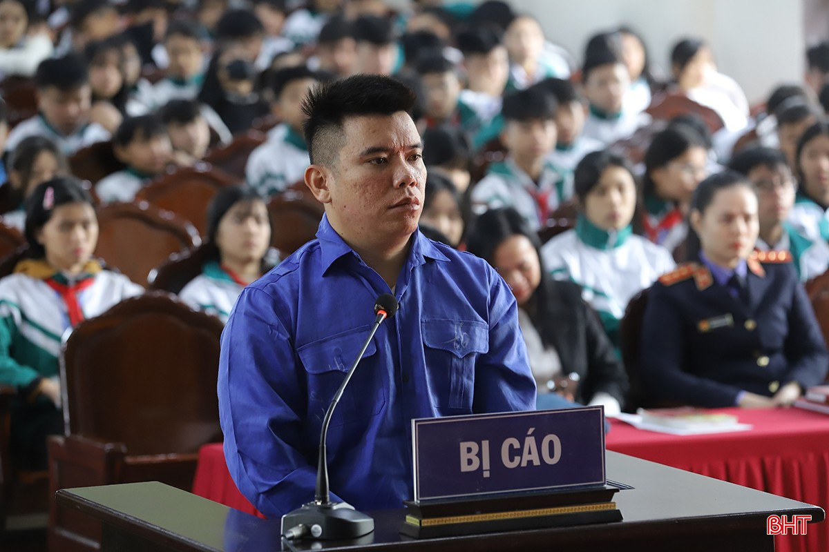 Bị cáo Trần Anh Tuấn (SN 1995, trú phường Uông Bí, tỉnh Quảng Ninh) bị đưa ra xét xử về 2 tội “Tàng trữ trái phép chất ma túy” và “Tàng trữ hàng cấm”.