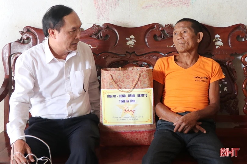 Thăm hỏi, tặng quà gia đình thương binh, liệt sỹ nhân ngày 27/7