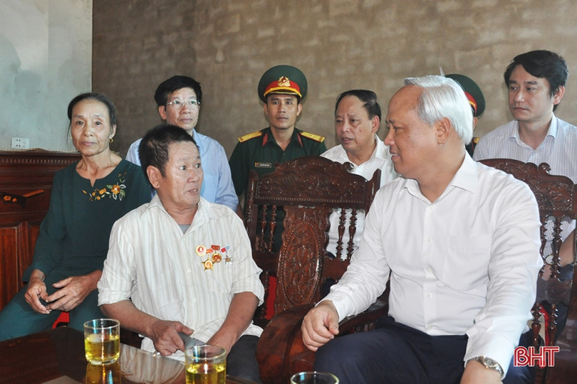 Phó Chủ tịch Quốc hội Uông Chu Lưu thăm hỏi gia đình chính sách tại Hà Tĩnh