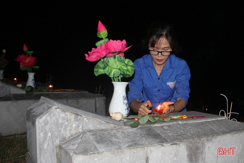 Dâng hương hoa, thắp nến tri ân tại nghĩa trang liệt sỹ ở Hà Tĩnh