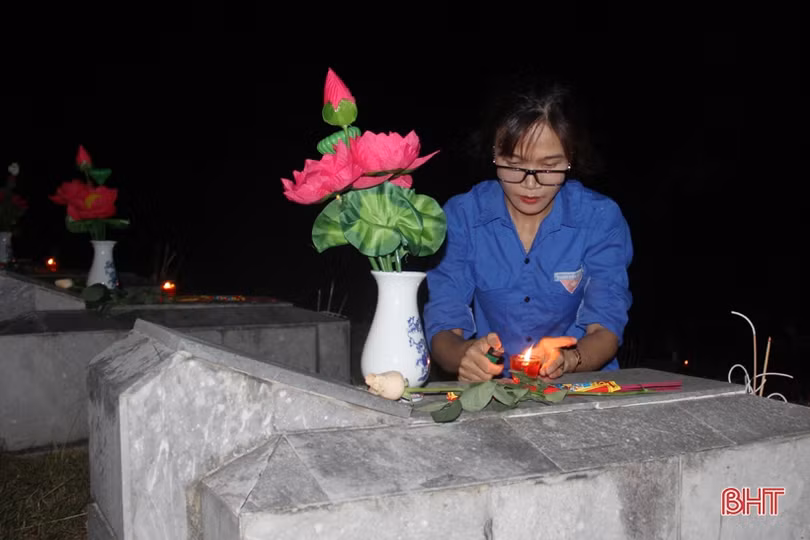 Dâng hương hoa, thắp nến tri ân tại nghĩa trang liệt sỹ ở Hà Tĩnh