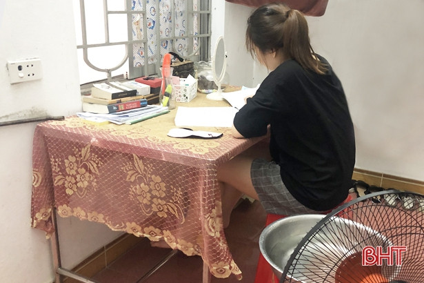 Người thuê trọ ở Hà Tĩnh chật vật trong những căn phòng như... “lò bát quái”!