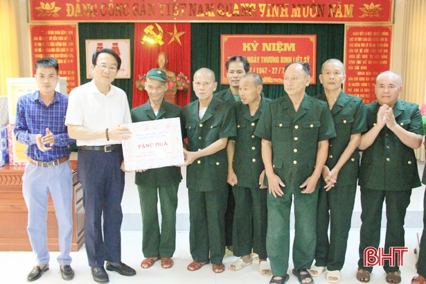 Trao quà của Ban Tổ chức trung ương cho gia đình chính sách ở Nghi Xuân