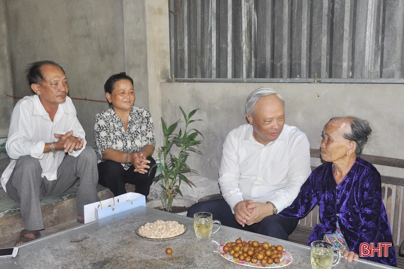 Phó Chủ tịch Quốc hội Uông Chu Lưu tặng quà người có công ở Nghi Xuân