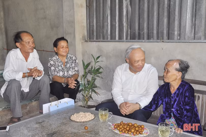 Phó Chủ tịch Quốc hội Uông Chu Lưu tặng quà người có công ở Nghi Xuân