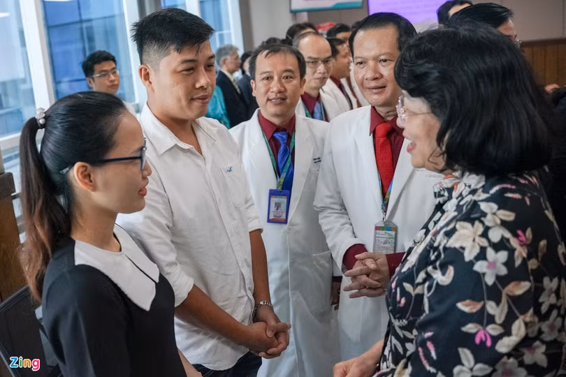 Phó Chủ tịch nước thăm hai bé song sinh dính liền vừa tách rời