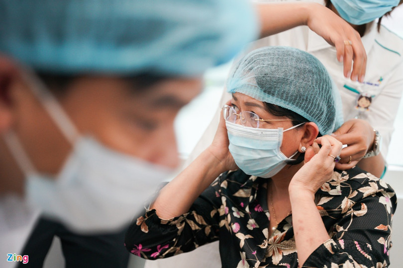 Phó Chủ tịch nước thăm hai bé song sinh dính liền vừa tách rời