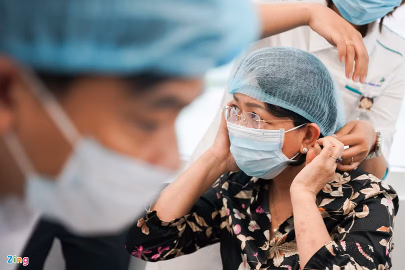 Phó Chủ tịch nước thăm hai bé song sinh dính liền vừa tách rời