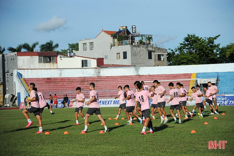 Cầu thủ Hồng Lĩnh Hà Tĩnh làm quen sân Lạch Tray trước ngày đối đầu CLB Hải Phòng