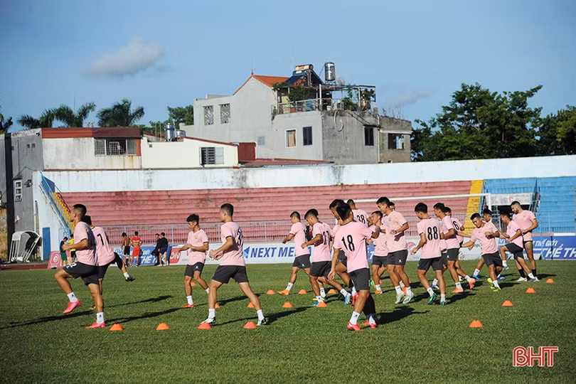 Cầu thủ Hồng Lĩnh Hà Tĩnh làm quen sân Lạch Tray trước ngày đối đầu CLB Hải Phòng