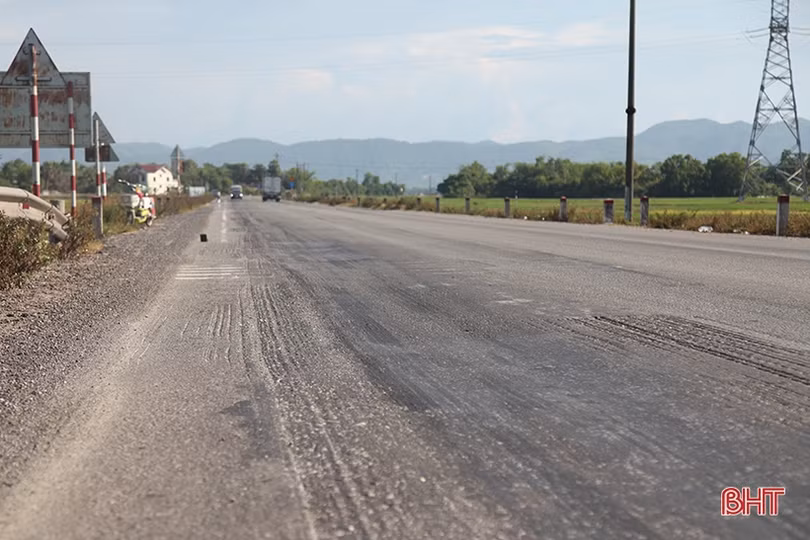 Khắc phục hiện tượng hằn lún vệt bánh xe ở nút giao tuyến tránh TP Hà Tĩnh