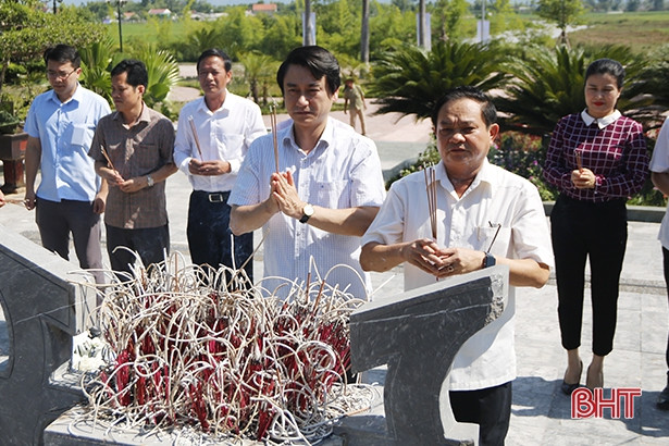 Đoàn ĐBQH Hà Tĩnh tặng quà các gia đình chính sách ở Thạch Hà