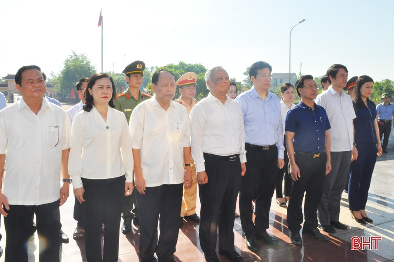 Phó Chủ tịch Quốc hội Uông Chu Lưu thăm hỏi gia đình chính sách tại Hà Tĩnh