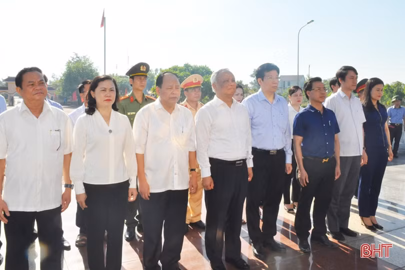 Phó Chủ tịch Quốc hội Uông Chu Lưu thăm hỏi gia đình chính sách tại Hà Tĩnh