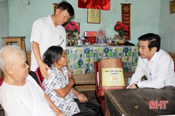 Thăm hỏi, tặng quà gia đình thương binh, liệt sỹ nhân ngày 27/7