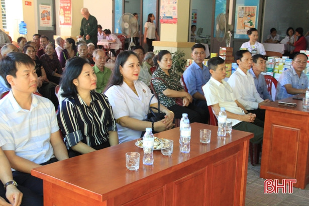 Khám, cấp thuốc miễn phí cho các đối tượng chính sách ở Nghi Xuân, Hương Khê