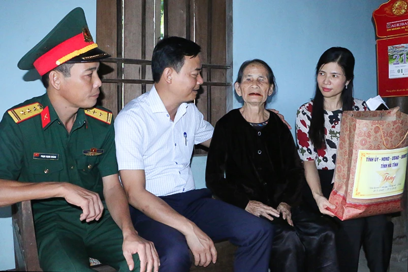 Thăm hỏi, tặng quà gia đình thương binh, liệt sỹ nhân ngày 27/7