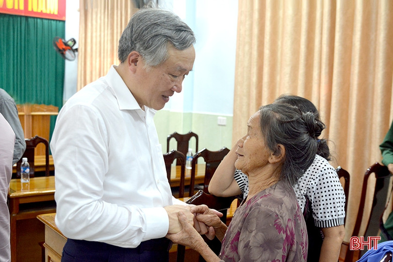 Chánh án Toà án nhân dân Tối cao tặng quà gia đình chính sách tại Hà Tĩnh