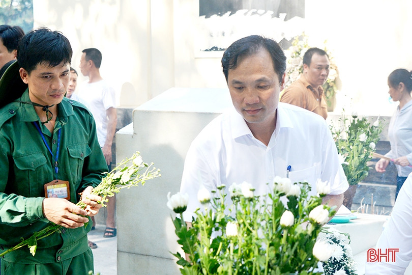 Chánh án Toà án nhân dân Tối cao tặng quà gia đình chính sách tại Hà Tĩnh