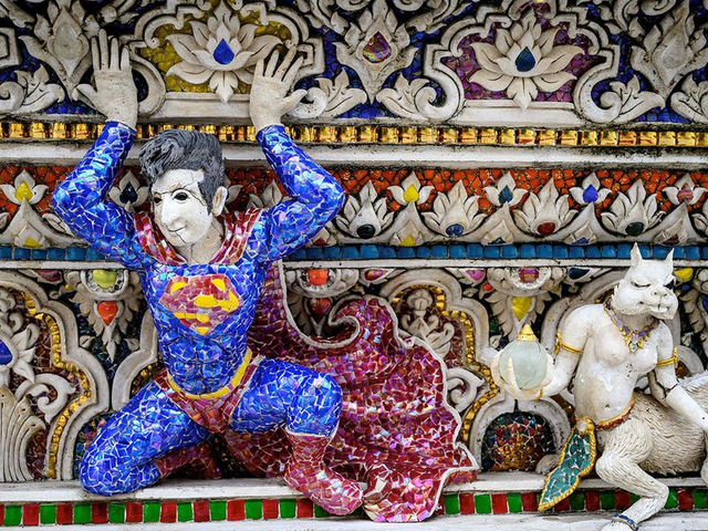 Ngôi chùa kỳ lạ đặt tượng David Beckham mạ vàng dưới bệ thờ