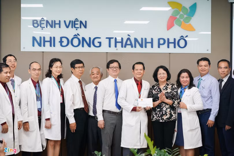 Phó Chủ tịch nước thăm hai bé song sinh dính liền vừa tách rời