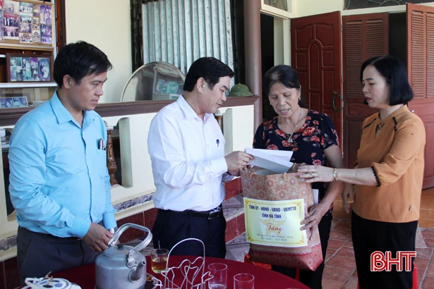 Thăm hỏi, tặng quà gia đình thương binh, liệt sỹ nhân ngày 27/7