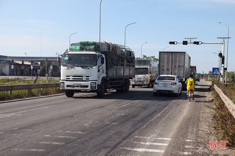 Khắc phục hiện tượng hằn lún vệt bánh xe ở nút giao tuyến tránh TP Hà Tĩnh