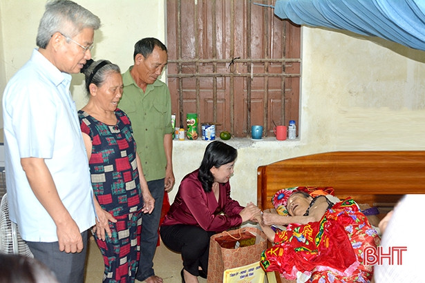 Phó Chủ tịch HĐND tỉnh Hà Tĩnh tặng quà gia đình chính sách ở TX Hồng Lĩnh