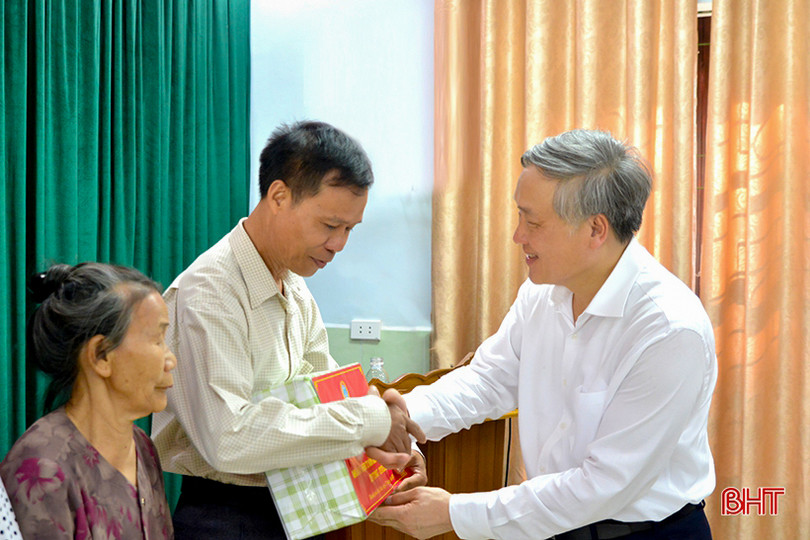 Chánh án Toà án nhân dân Tối cao tặng quà gia đình chính sách tại Hà Tĩnh