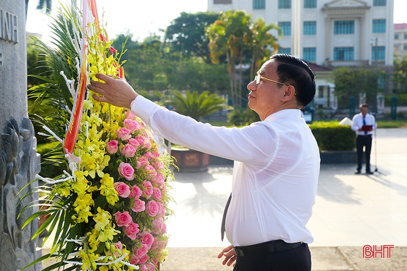 Đoàn đại biểu tỉnh Hà Tĩnh dâng hương tưởng niệm Chủ tịch Hồ Chí Minh