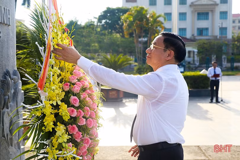 Đoàn đại biểu tỉnh Hà Tĩnh dâng hương tưởng niệm Chủ tịch Hồ Chí Minh