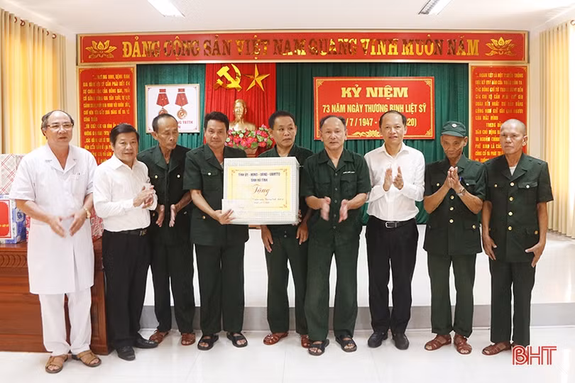 Tặng quà các đơn vị chăm sóc người có công tại Nghệ An