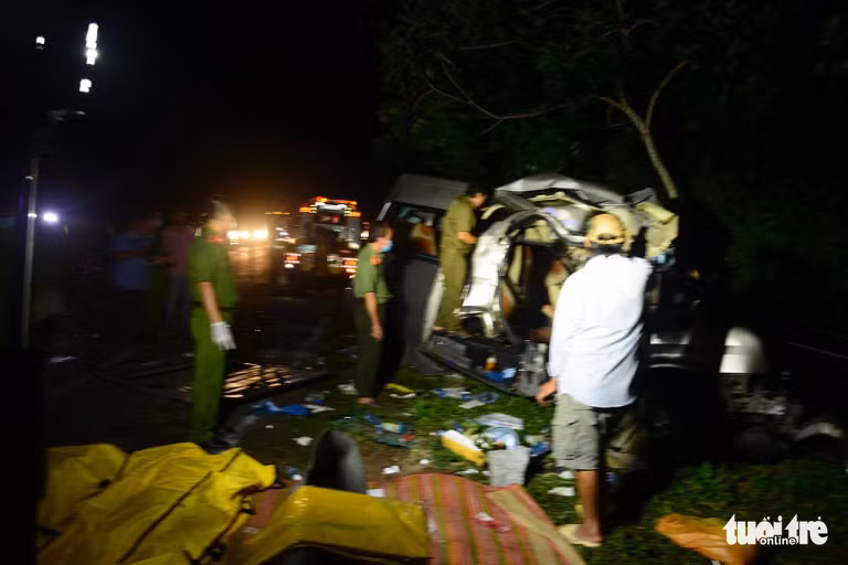Xe khách 16 chỗ “đấu đầu” xe tải trong đêm, 8 người chết, nhiều người bị thương