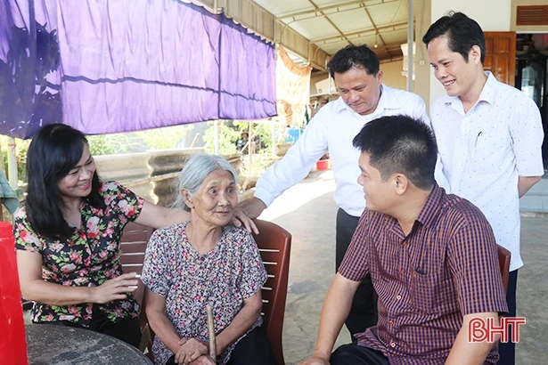 Thăm hỏi, tặng quà gia đình thương binh, liệt sỹ nhân ngày 27/7