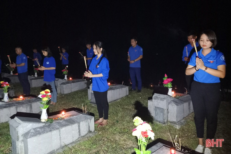 Dâng hương hoa, thắp nến tri ân tại nghĩa trang liệt sỹ ở Hà Tĩnh