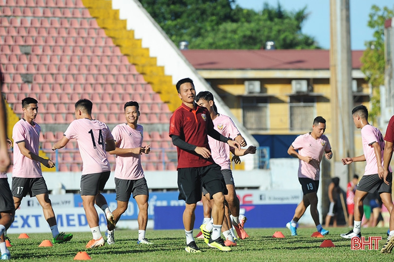 Cầu thủ Hồng Lĩnh Hà Tĩnh làm quen sân Lạch Tray trước ngày đối đầu CLB Hải Phòng