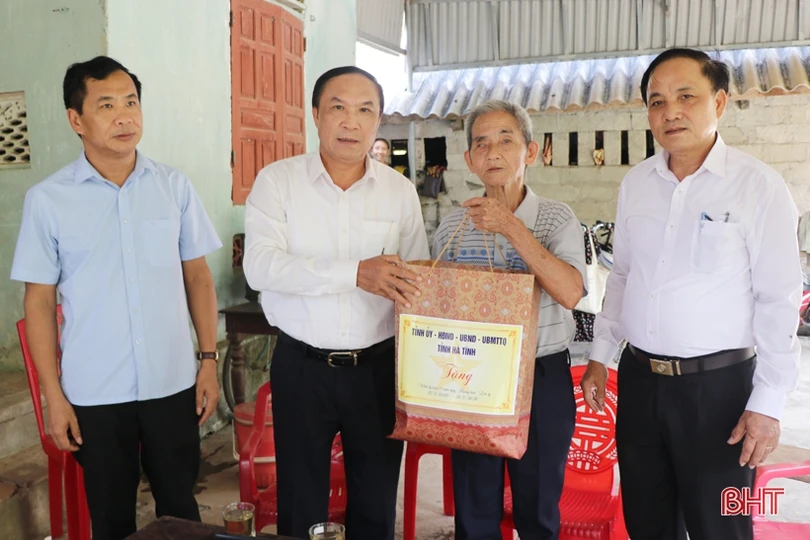 Thăm hỏi, tặng quà gia đình thương binh, liệt sỹ nhân ngày 27/7