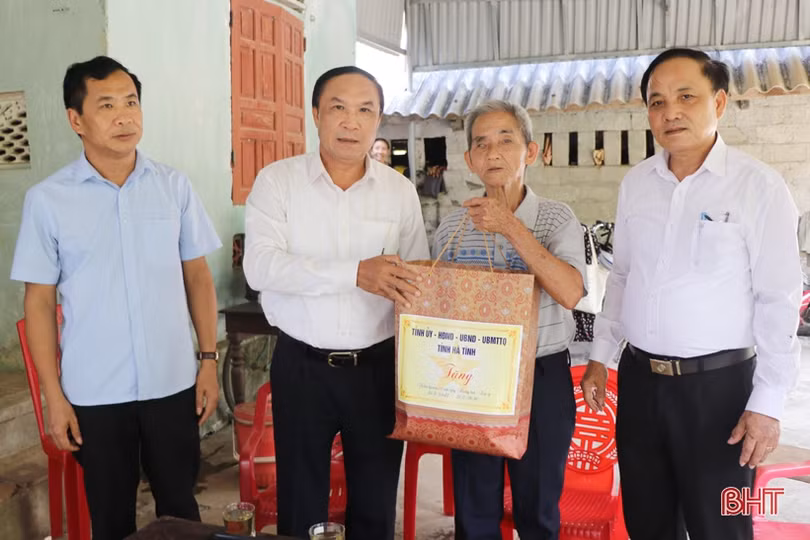 Thăm hỏi, tặng quà gia đình thương binh, liệt sỹ nhân ngày 27/7