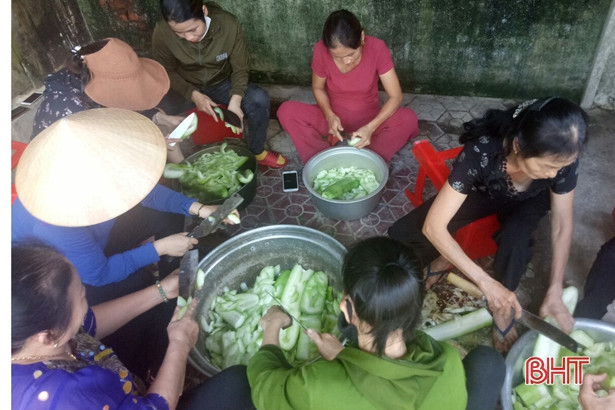 Phụ nữ Hương Sơn luân phiên nấu ăn phục vụ lưu học sinh Lào cách ly y tế