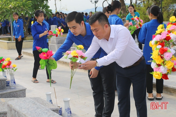 Tuổi trẻ Hà Tĩnh dâng gần 6.000 bông sen lên các ngôi mộ liệt sỹ 